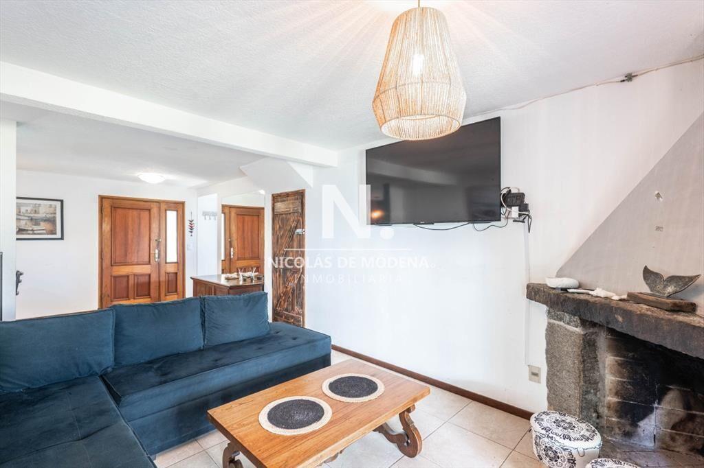 Vende casa de 4 dormitorios en Jardines de