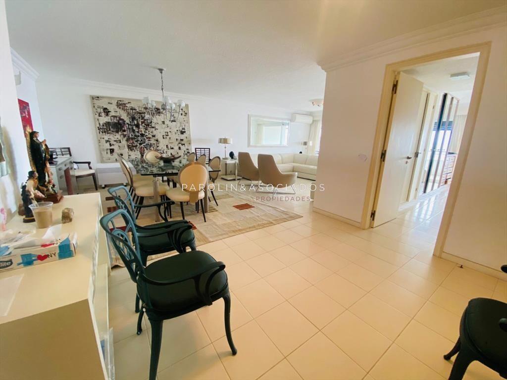 Apartamento de 3 dormitorios en venta en Punta