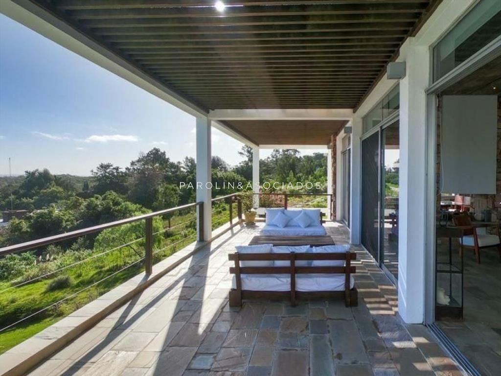 CASA DE 4 DORMITORIOS EN PUNTA BALLENA
