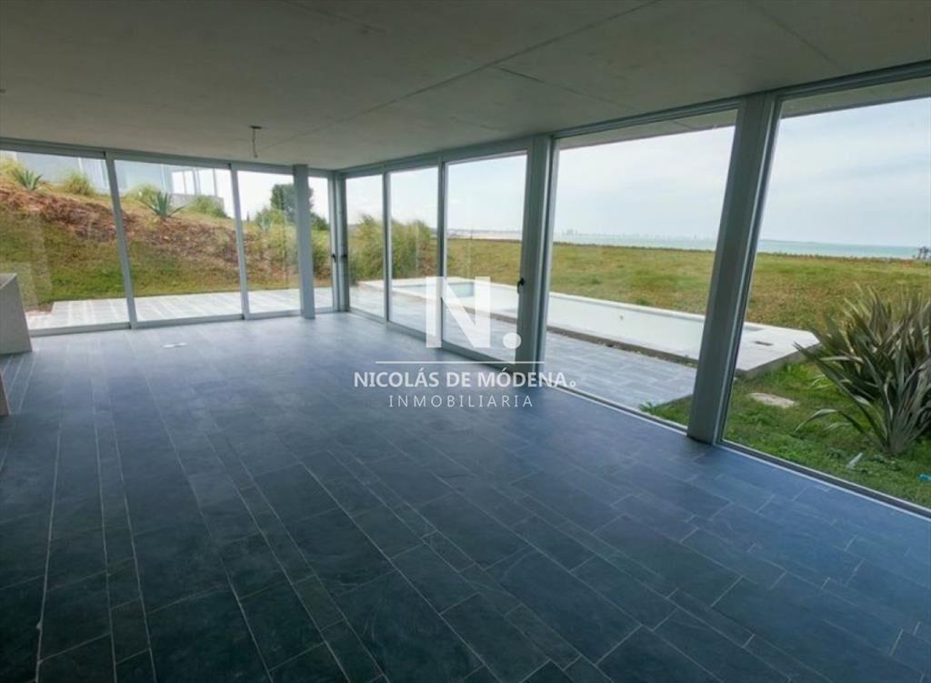Vende apartamento con vista al mar en Punta de 3