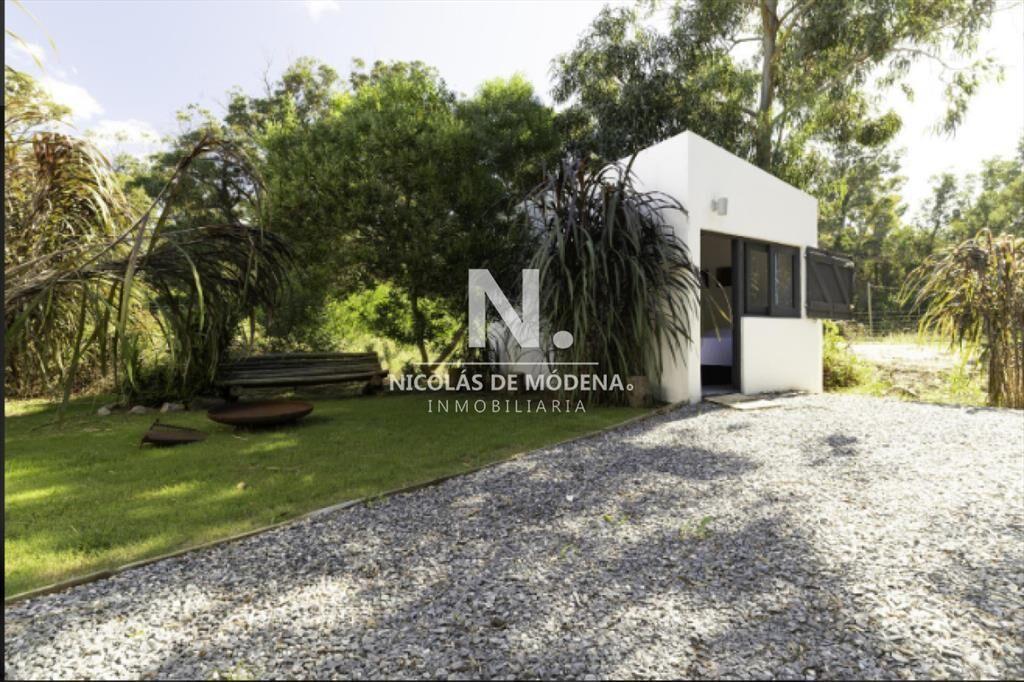Vende casa de 3 dormitorios en Santa Monica.