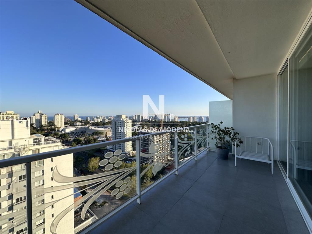 Vende apartamento unificado en Torre Yoo, Punta