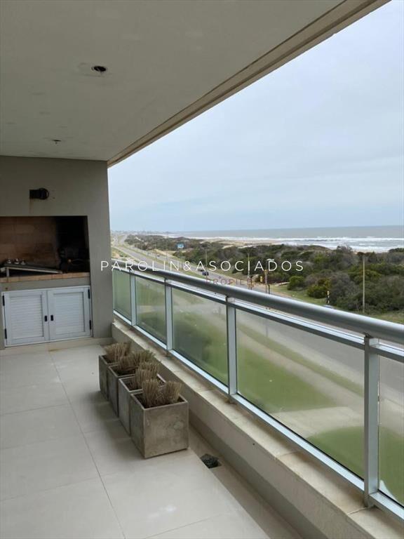 Apartamento 3 suites y dependencia en playa brava