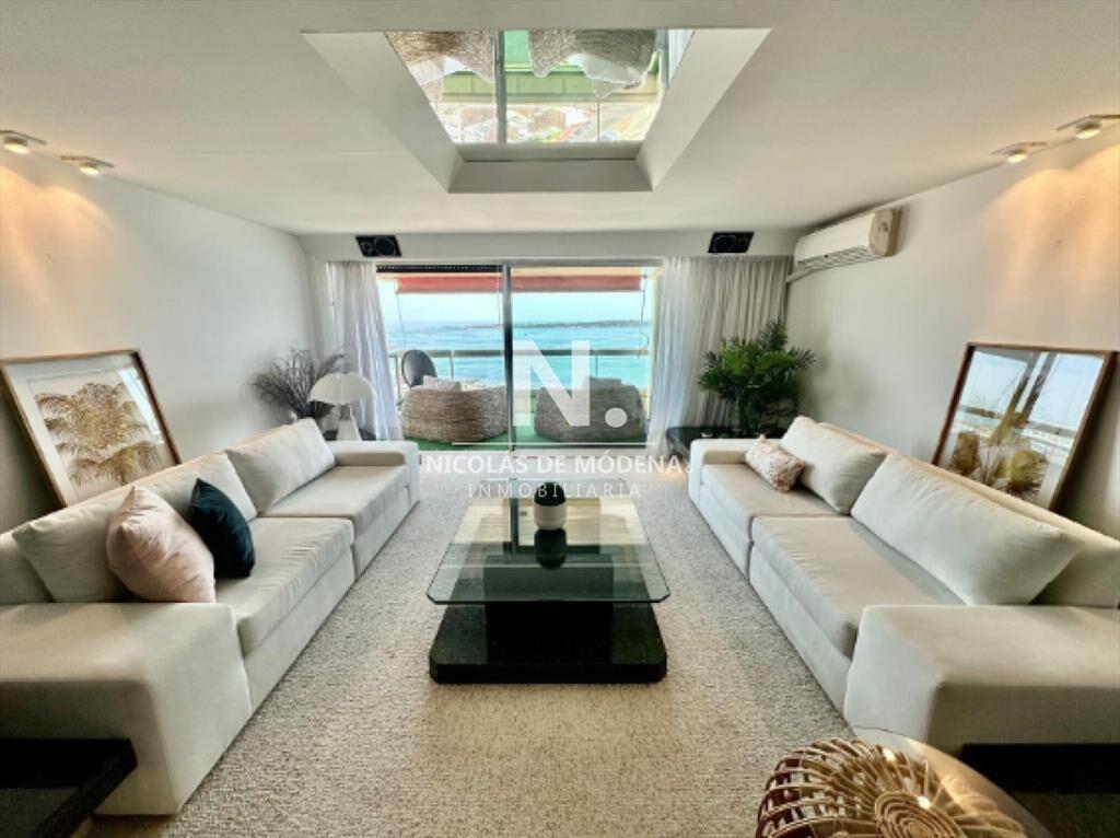 Vende apartamento de 3 dormitorios, con vista al