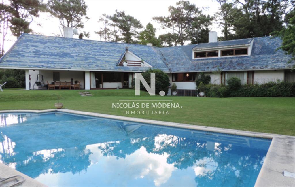 Vende casa de 7 dormitorios, en la Mansa Punta
