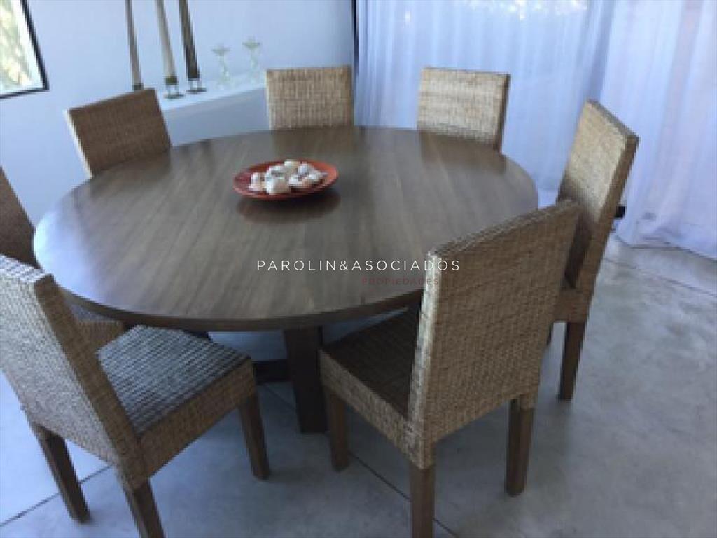 Moderna casa en venta frente al mar en Punta del
