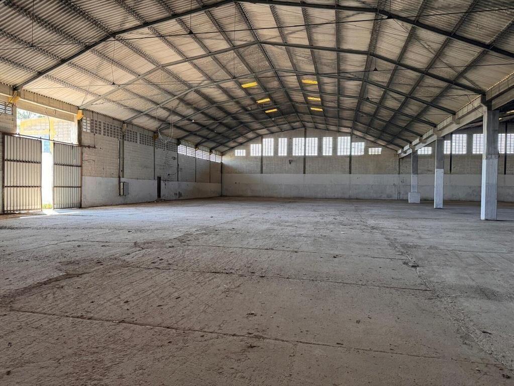 5 naves de 10.590 m2 mas oficinas, próximo Mdeo y Puerto.