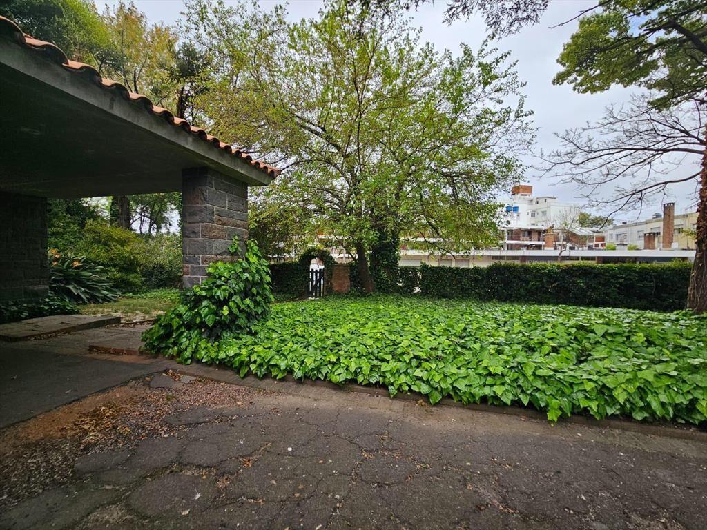 Venta dos casas sobre importante terreno de 4488 m² en