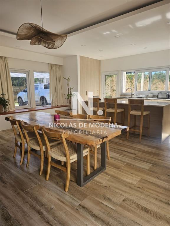 Vende casa de 4 dormitorios en Barrio Marly, del