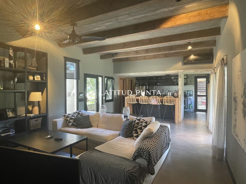 Moderna casa en zona colegios, 4 dormitorios