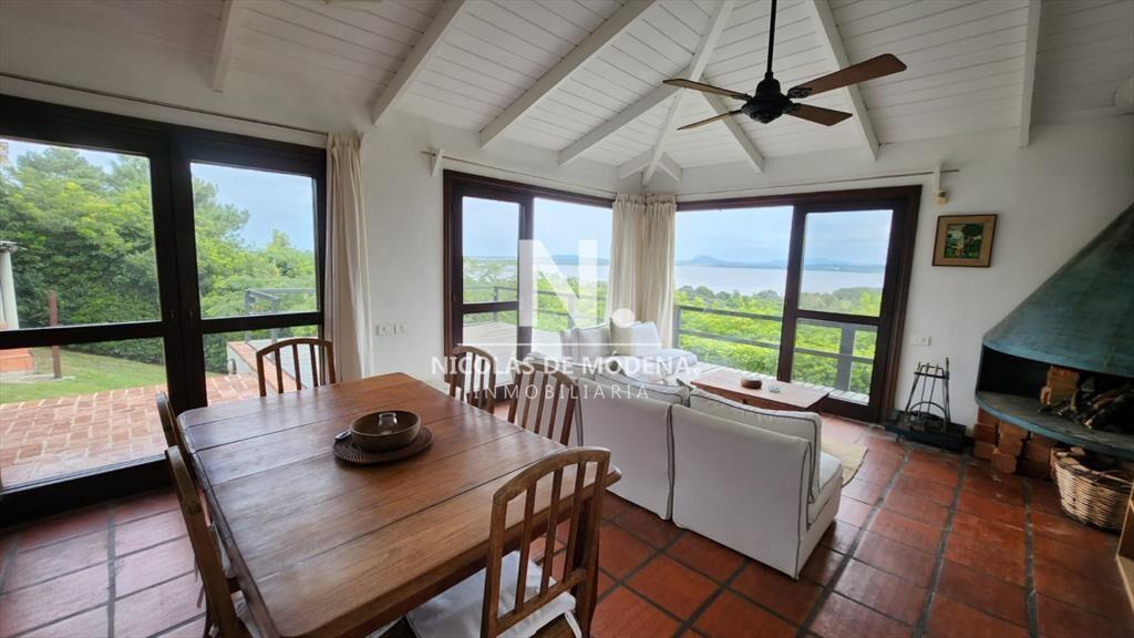 Vende casa de 4 dormitorios con vista a la laguna