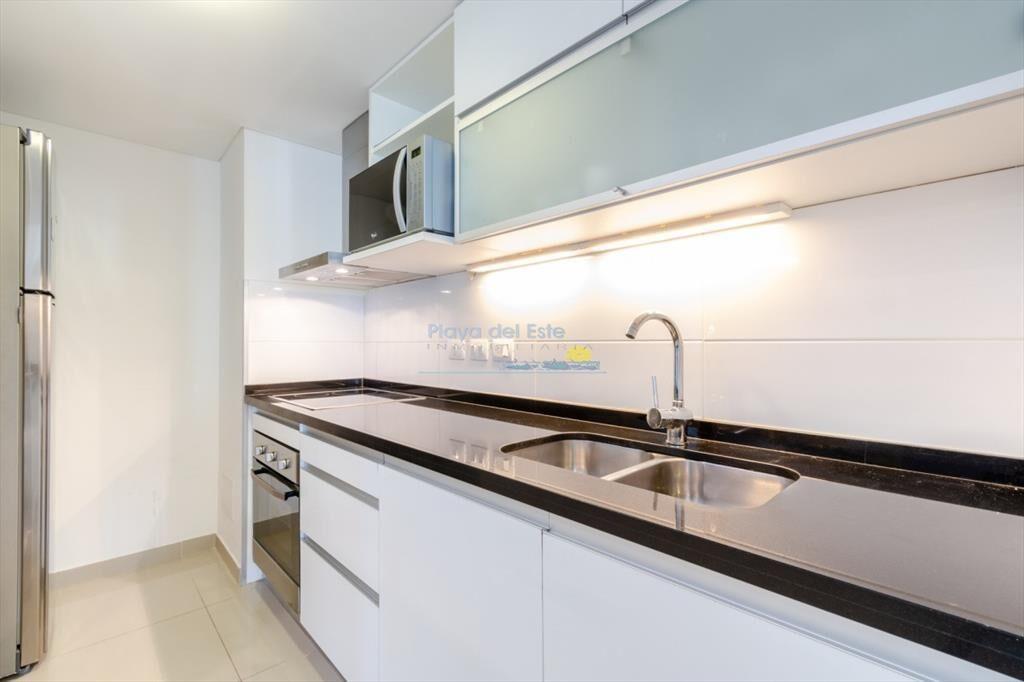 Apartamento de 2 Dormitorios en Playa Brava con -