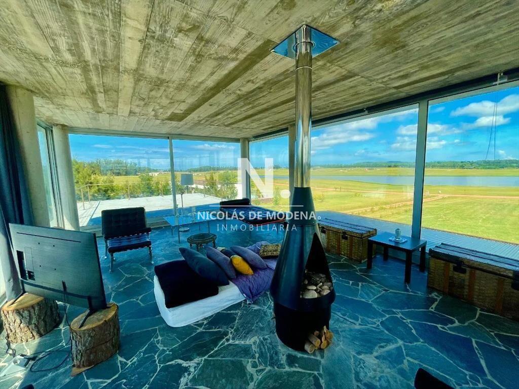 Vende casa en Laguna de los Cisnes, con hermosa y