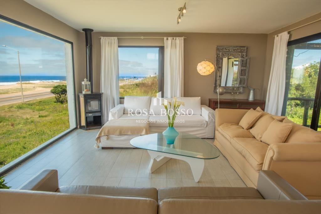 Casa en alquiler anual con vista al mar