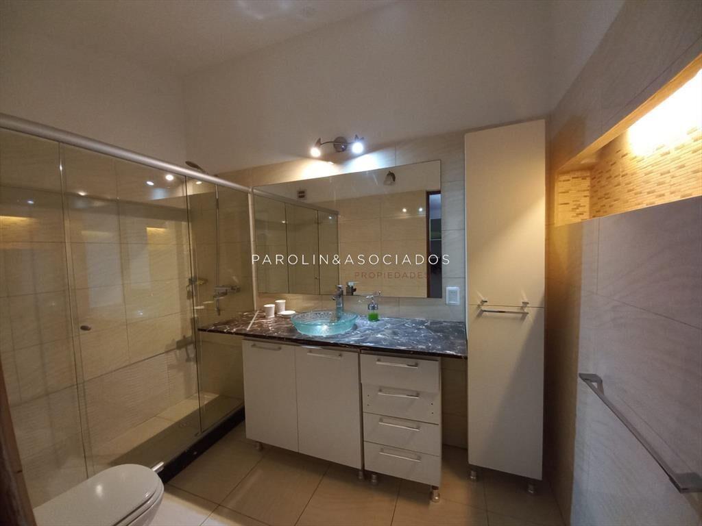 Vende casa de 3 dormitorios totalmente reformada.