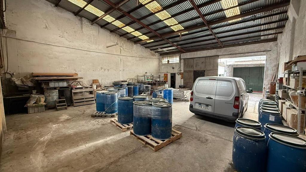 Proximo Gral Flores y Propios, deposito Oficinas, 330 m2,
