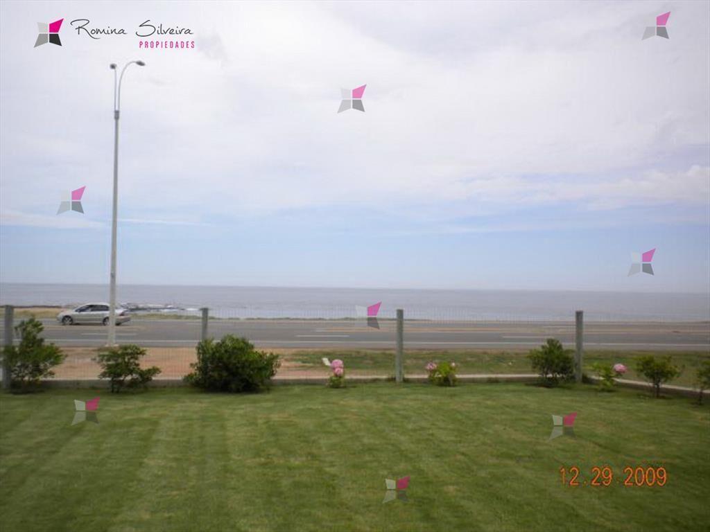 VENTA DE CASA DE 4 DORMITORIOS FRENTE AL MAR EN