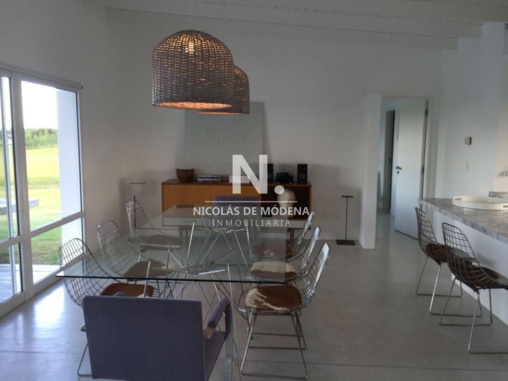 Casa en venta y alquiler de estilo minimalista dentro de Ba