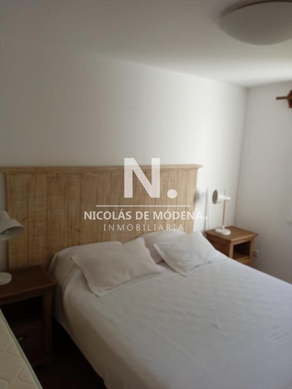 Vende casa de 8 dormitorios en Punta Ballena.