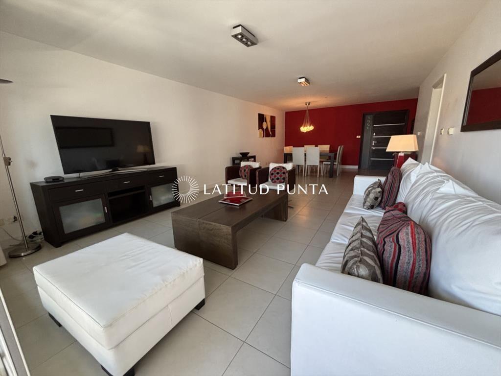 Apartamento en Brava, 3 dormitorios y parrillero