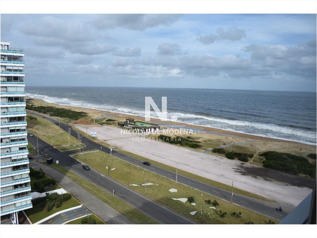 Departamento en playa brava, primera linea.