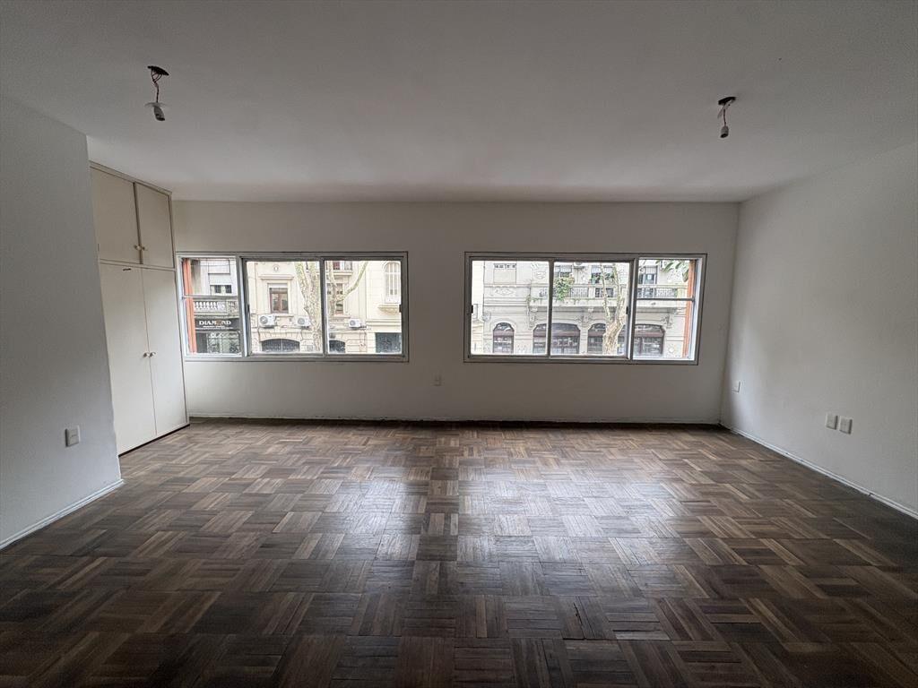 Alquiler - Apartamento al frente con dos dormitorios en el C
