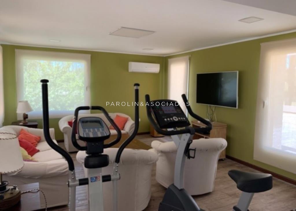 VENTA DE CASA DE 4 DORMITORIOS  EN BARRIO LA DEL