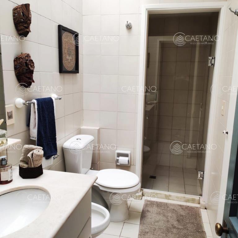 Hermosa casa de 2 niveles, con amplios espacios.