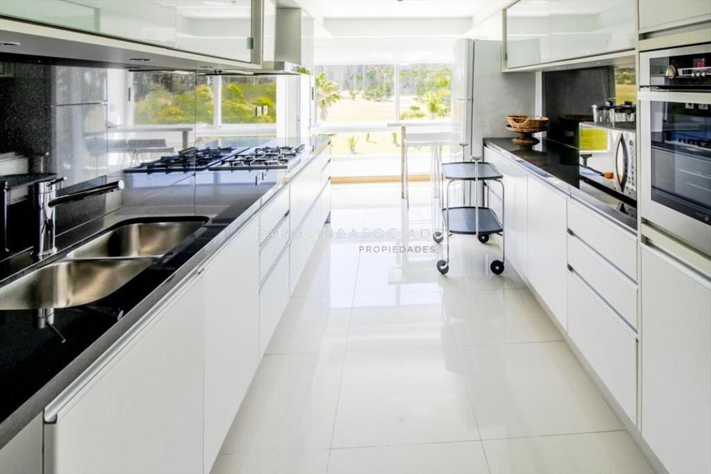 Excelente apartamento en venta en edificio Punta