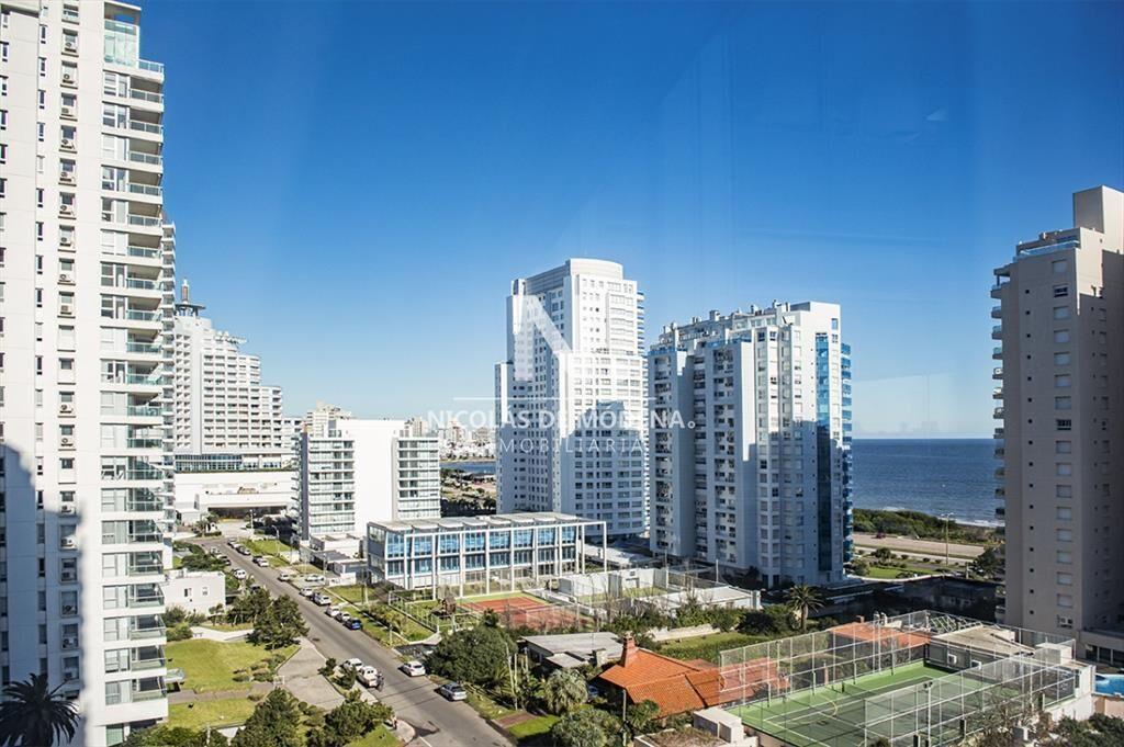 Vende apartamento de 3 dormitorios en Mansa Punta