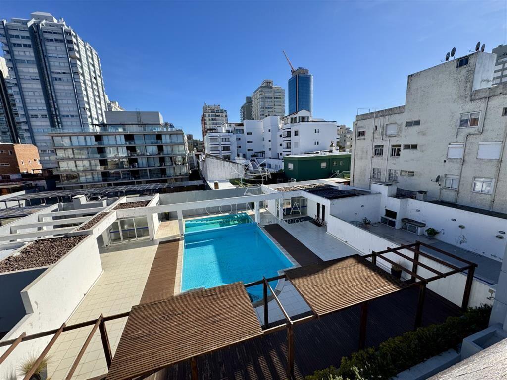 Apartamento en venta en peninsula con parrillero