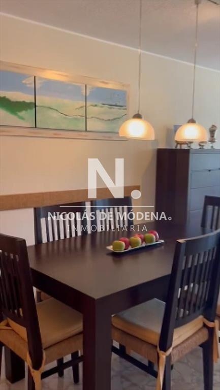 Vende apartamento de 2 dormitorios frente al mar.