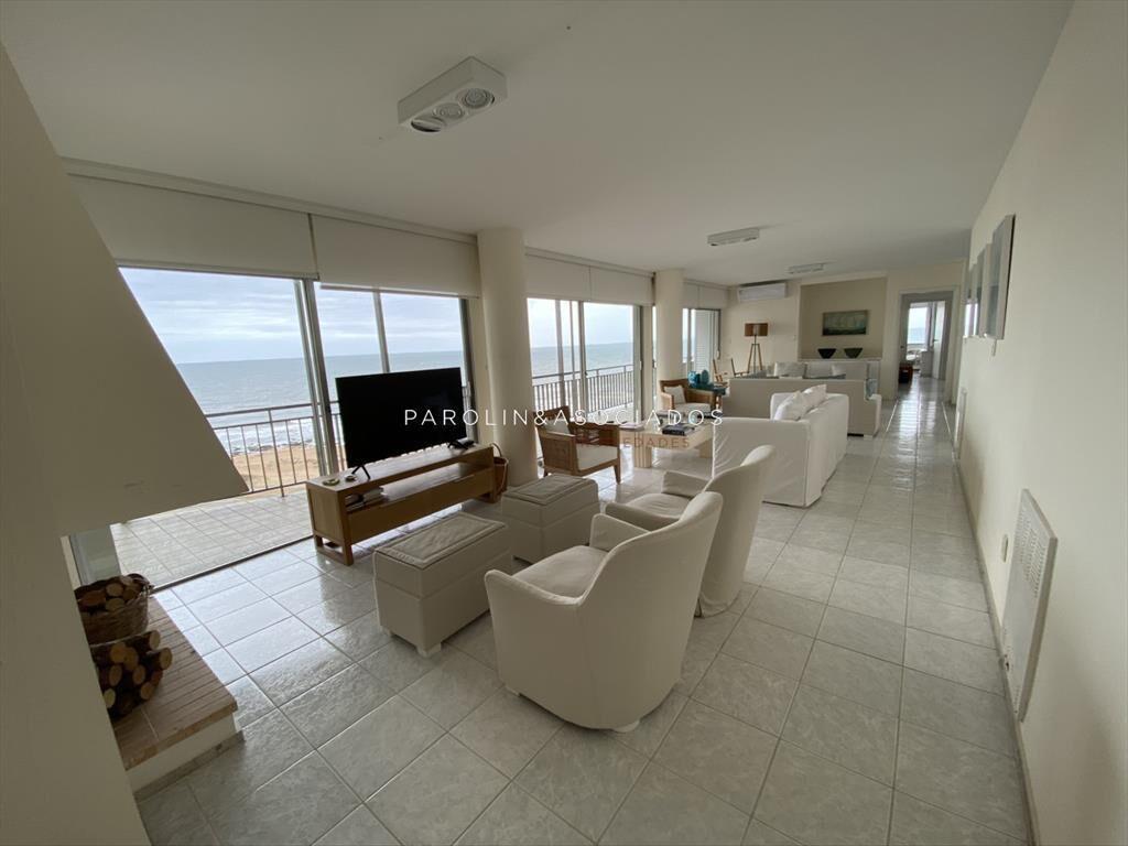Cómoda planta en primera línea playa brava, del