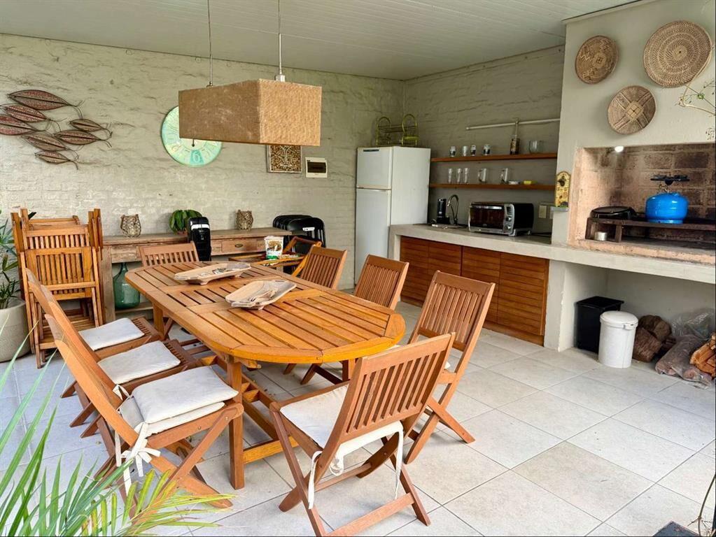 Venta casa 5 dormitorios, fondo verde con parrillero, 2gara