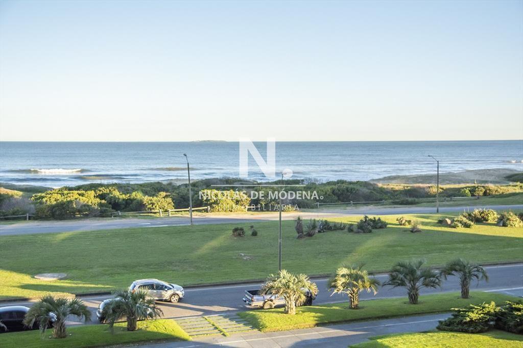 Departamento en venta frente al mar. Torre Lobos,