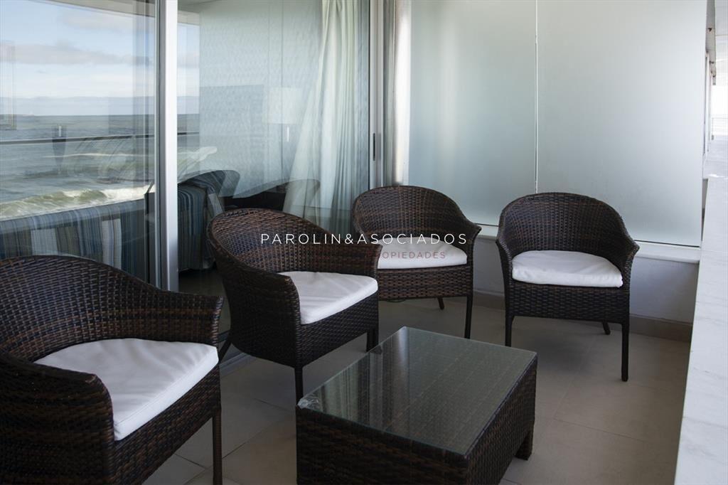 Apartamento en venta en edificio Calypso en Brava, Punta de