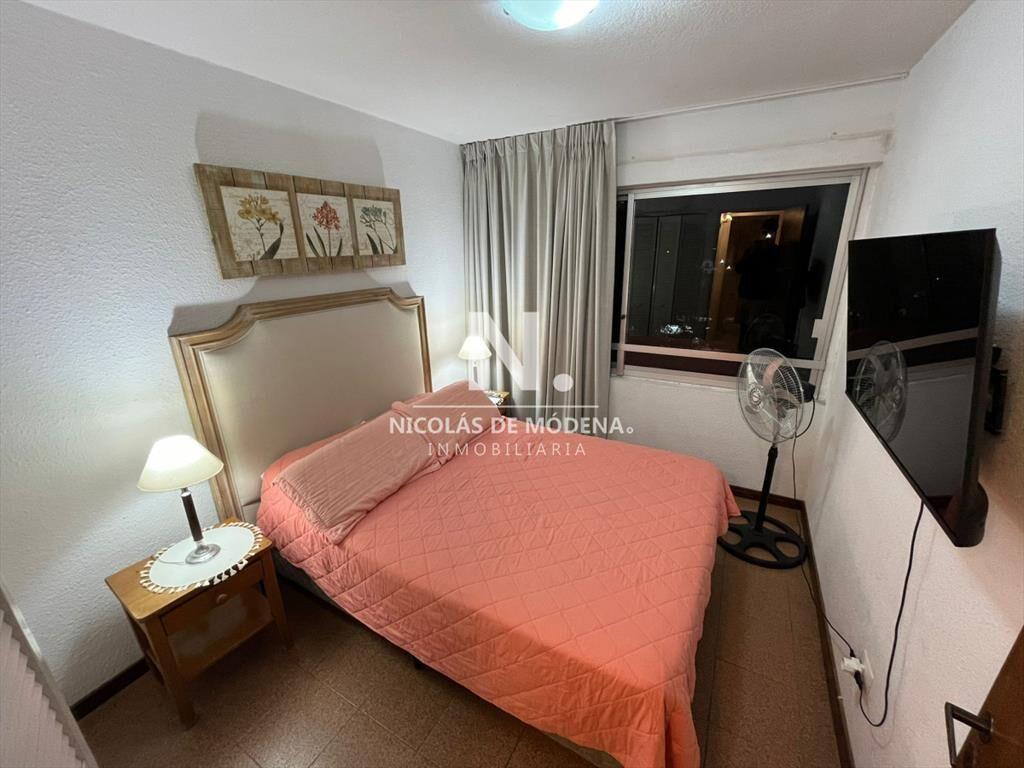 Vende apartamento de 2 dormitorios en Punta del