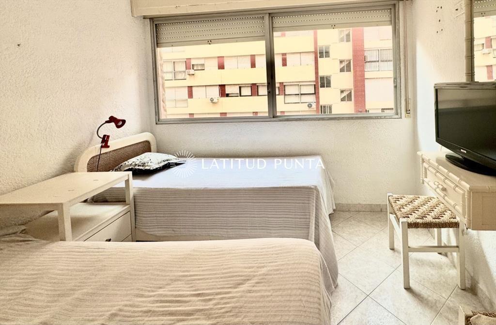 Apartamento de 2 dormitorios frente a playa Brava
