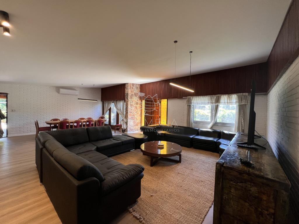 Amplia casa en Cantegril, Punta del Este. 509m2 y