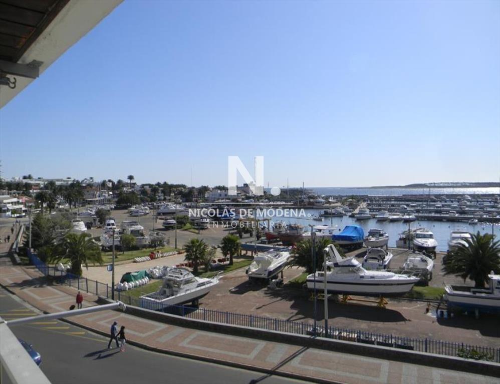 Apartamento en venta con vista al puerto !