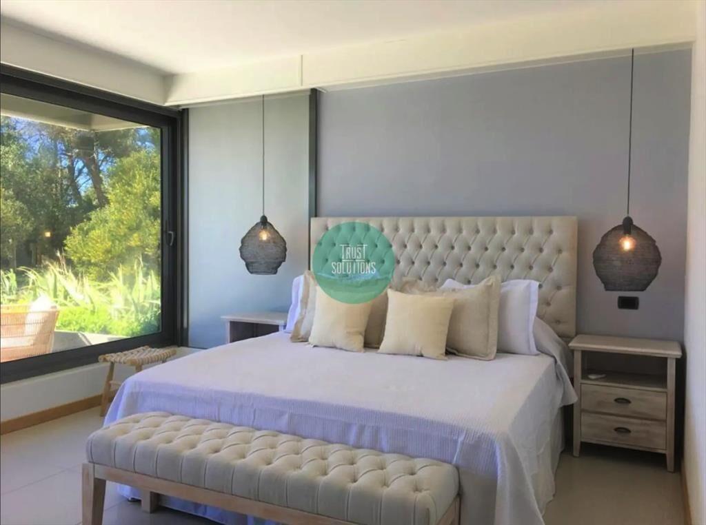 Apartamento moderno con balcón y bañera de hidromasaje