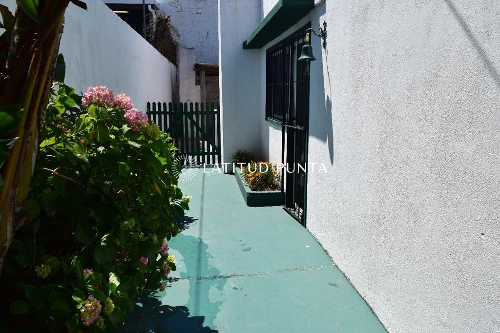 Alquiler  casa de 3 dormitorios playera a metros