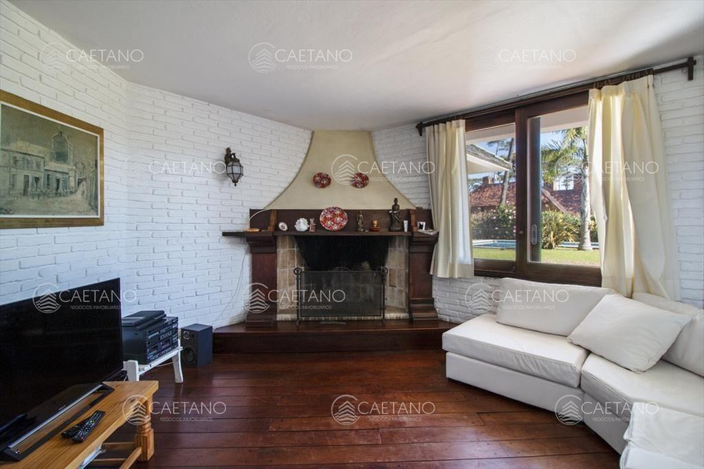 Venta de casa de 4 dormitorios más dependencia y