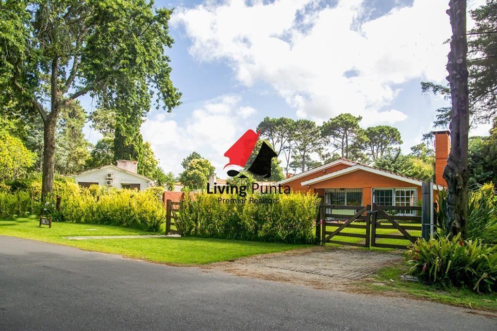 Vende casa de 3 dormitorios en Cantegril Punta del Este