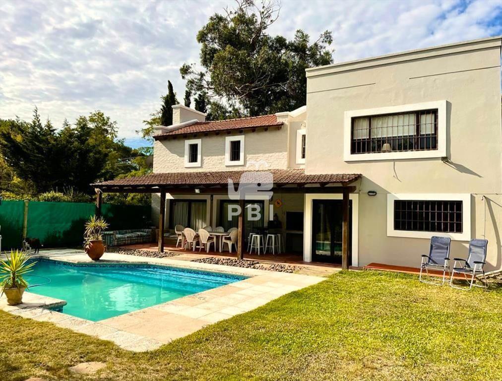 Venta de  casa 4 dormitorios+ servicio  - Ref :