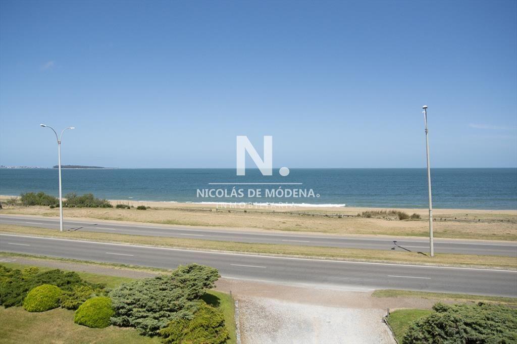 Espectacular departamento en Playa Mansa de 3 dormitorios f