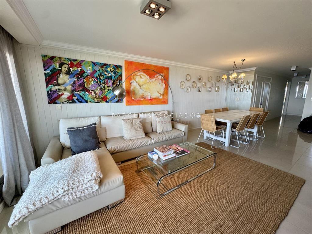 Hermoso apartamento en venta en torre Imperiale, Punta del