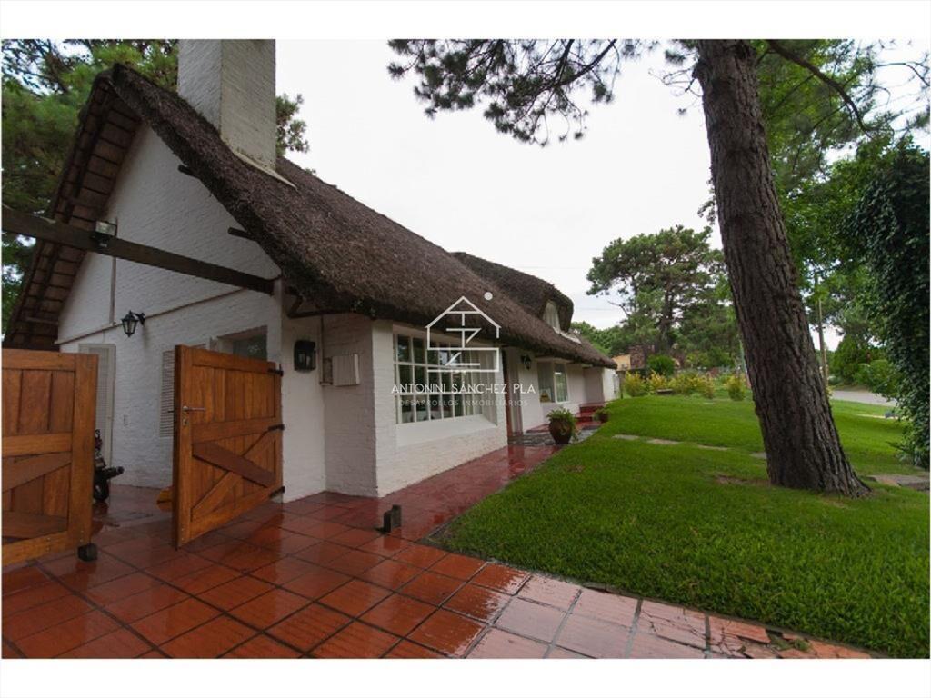Casa en Venta y Alquiler, Pinares, Punta del Este.