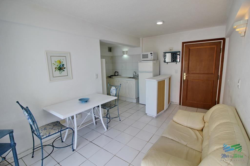 Apartamento de 2 dormitorios con piscina en venta