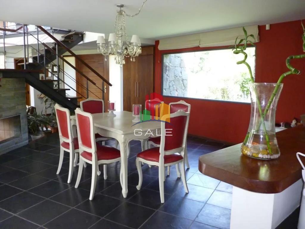 Hermosa casa de 4 dormitorios en agradable entorno.